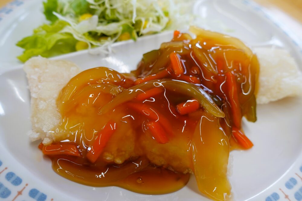 【JSCめし】程よい酸味と甘みが美味！　白身魚の甘酢あんかけ