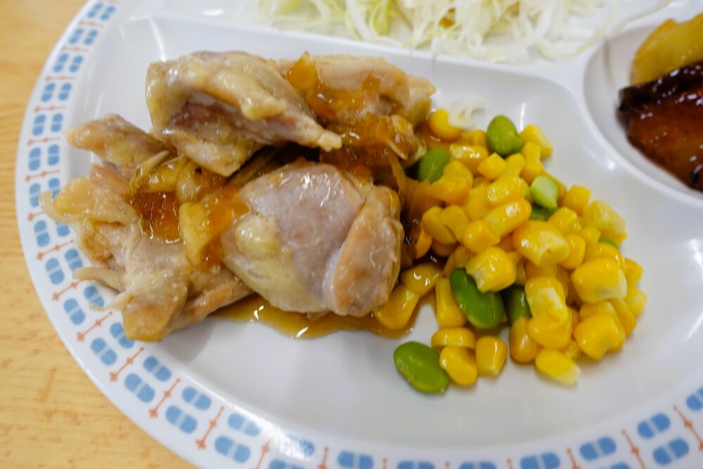 【JSCめし】皮目はパリッと、身はふっくら! 　グリルチキン定食