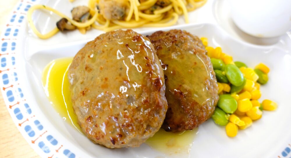 【JSCめし】クリームスープのやさしい味わい  コク深いガーリックソースのハンバーグ