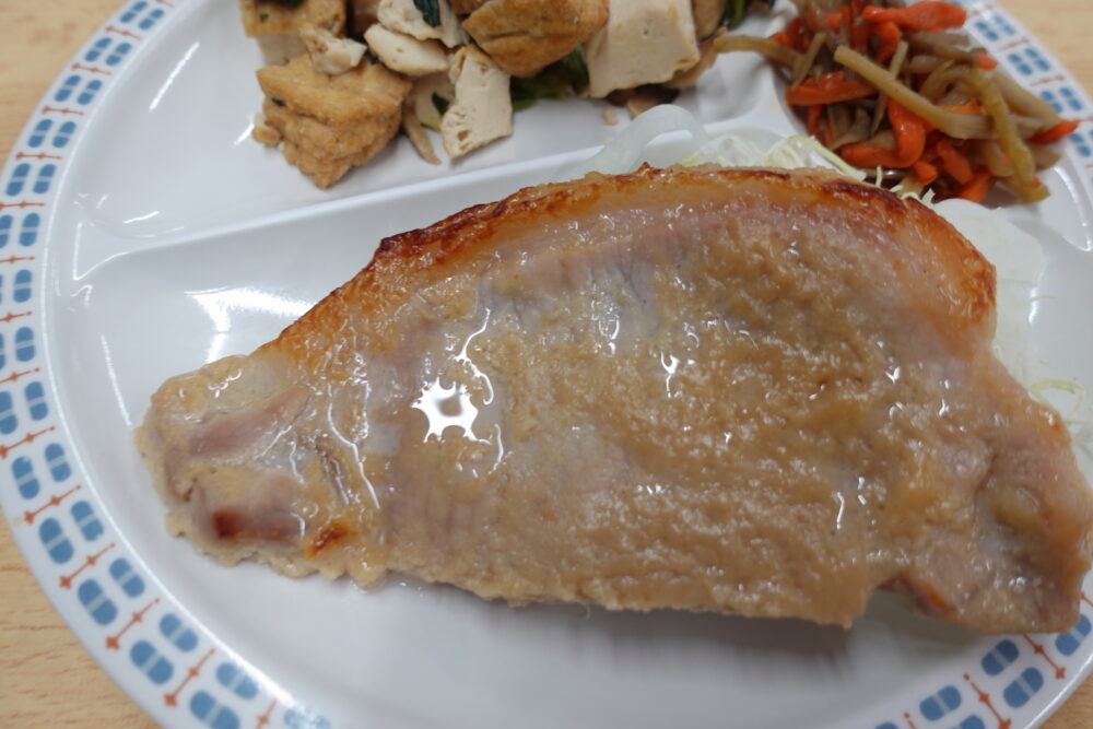 【JSCめし】こんがりと焼き目の入った豚肉に味噌がうま味を倍増！　豚の味噌漬け焼き
