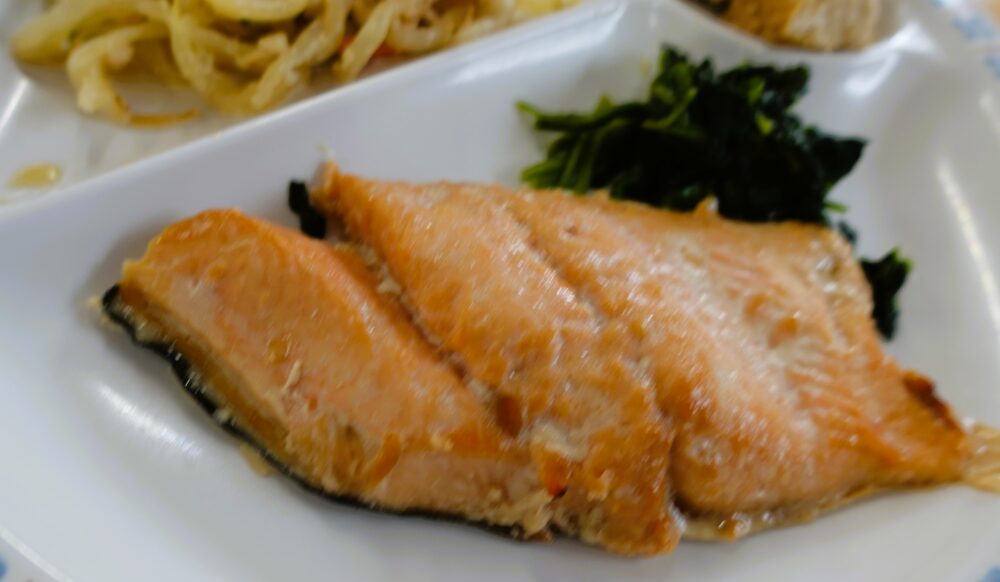 【JSCめし】白米の甘味と、しっとりと味が染みたマスのつけ焼き